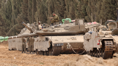 جندي إسرائيلي يقف فوق دبابة