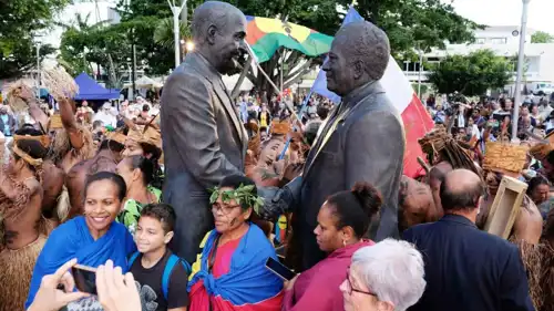 تجمع حول تمثال يمثل اتفاقية السلام في كاليدونيا  