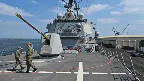 جنود أمريكيون على سطح السفينة يو إس إس غريفيلي