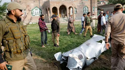 قوات أمنية في موقع تحطم طائرات في كشمير