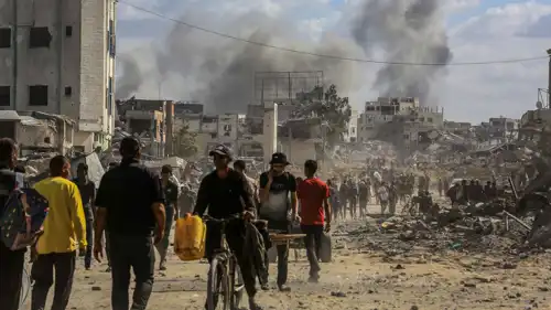 فلسطينيون يعودون إلى خانيونس