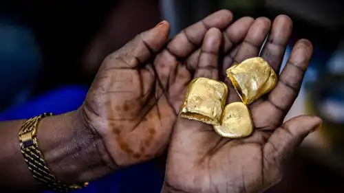 سيدة بيدها ذهب في إفريقيا