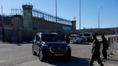 استعدادات أمام سجن عوفر لإطلاق سراح فلسطينيين