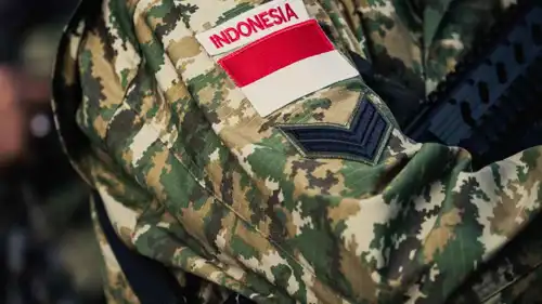 علم إندونيسيا على ذراع جندي إندونيسي