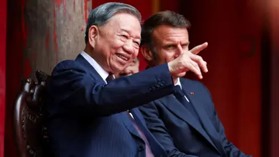 ماكرون والأمين العام للحزب الشيوعي الفيتنامي تو لام