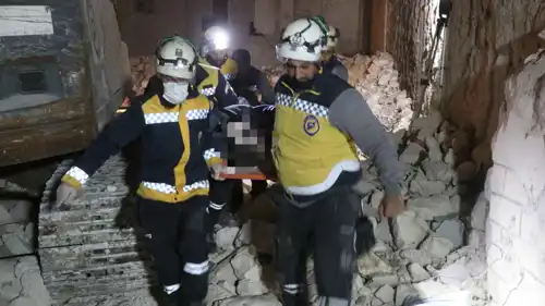 انتشال الجثث من المبنى السكني 