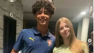 كريستيانو جونيور يبدو سعيدًا مع أحد الفتيات