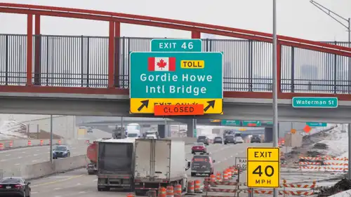 لافتة معلقة على جسر غوردي هاو