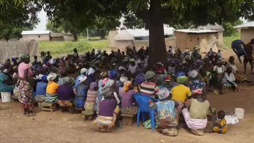 نساء غانيات في مخيم الساحرات