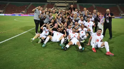 احتفال لاعبي الأردن بعد الفوز على عمان 