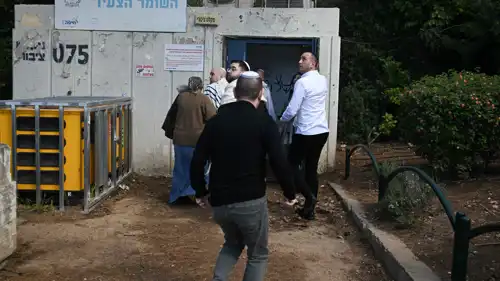 إسرائيليون يهرعون إلى الملاجئ