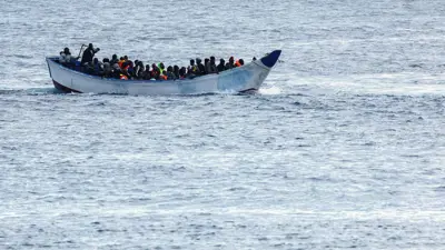 قارب مهاجرين في البحر المتوسط