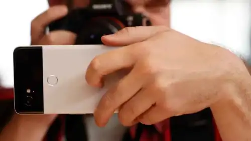 شخص يلتقط صورة