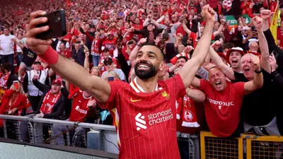 محمد صلاح ييحتفل مع جماهير ليفربول