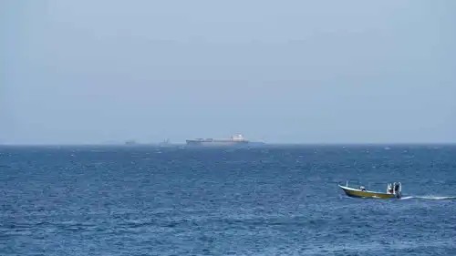سفن راسية في مضيق هرمز