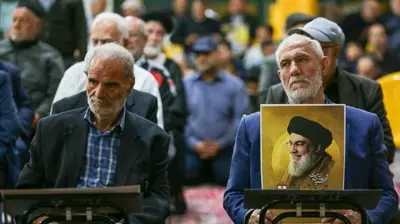 إيراني يحمل صورة حسن نصر الله