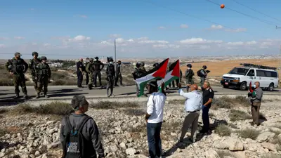 الجيش الإسرائيلي يحاصر نشطاء يرفعون العلم الفلسطيني