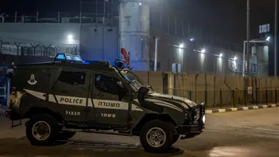 سيارة تابعة لحرس الحدود الإسرائيلي تغادر سجن عوفر العسكري