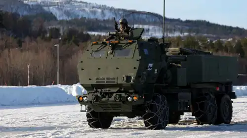 مركبة نظام صواريخ المدفعية عالية الحركة خلال مناورات للناتو 