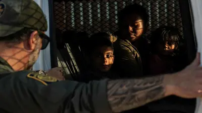 الشرطة الأمريكية تحتجز مهاجرين تمهيدا لترحيلهم