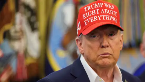 الرئيس الأمريكي مرتديا قبعة تحمل عبارة "ترامب كان على حق في كل شيء"