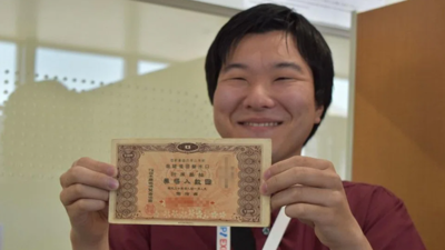 فوميا تاكيناوا مع تذكرته