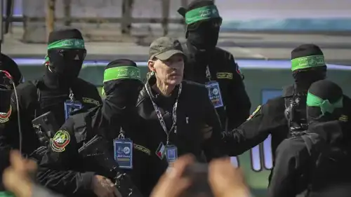 عناصر من "وحدة الظل" مع أحد الرهائن خلال الإفراج عنه