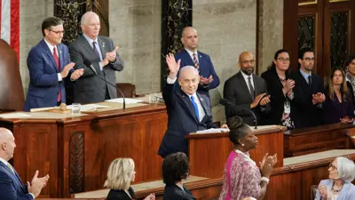 مشرعون أمريكيون يصفقون بينما يلقي رئيس الوزراء الإسرائيلي خطابا في الكونغرس