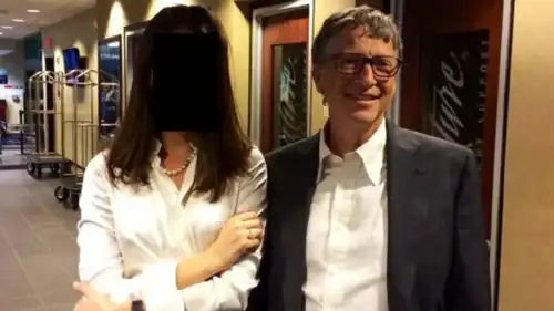 الملياردير الأمريكي بيل غيتس وإحدى الفتيات