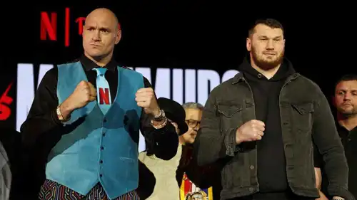 أرسلانبيك مخمودوف وتايسون فيوري