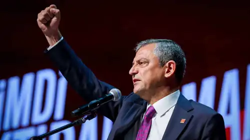 زعيم حزب الشعب الجمهوري التركي أوزغور أوزيل