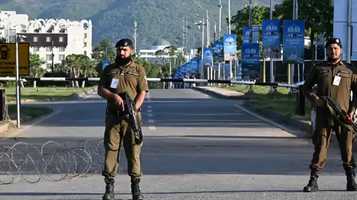 شرطة باكستان تؤمن طريق فندق سيرينا