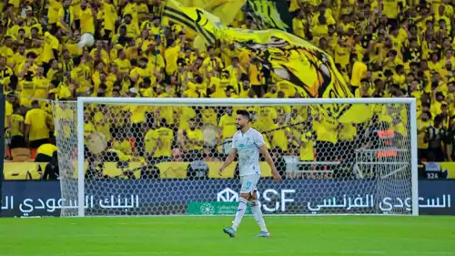 لحظة طرد مراد باتنا أمام الاتحاد