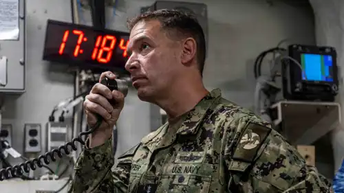 الأدميرال براد كوبر على متن حاملة الطائرات أبراهام لينكولن