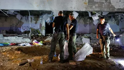 خبراء إسرائيليون يفحصون موقع سقوط صاروخ إيراني