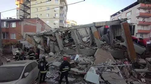 انهيار مبنى مكون من 6 طوابق في كبزة التركية