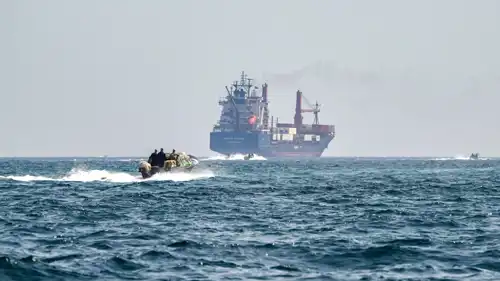 سفينة تحمل وقودا تعبر مضيق هرمز