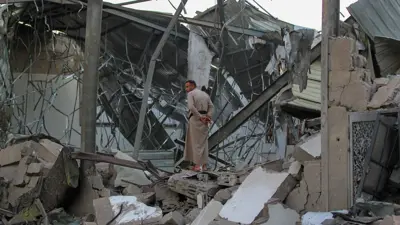 آثار الدمار نتيجة القصف الأمريكي