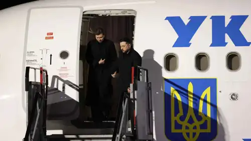 الرئيس الأوكرانية وزوجته على سلم الطائرة