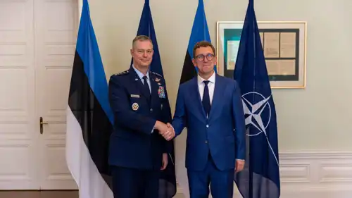 رئيس وزراء إستونيا كريستين ميشال وغرينكويتش القائد الأعلى لقوات التحالف في أوروبا