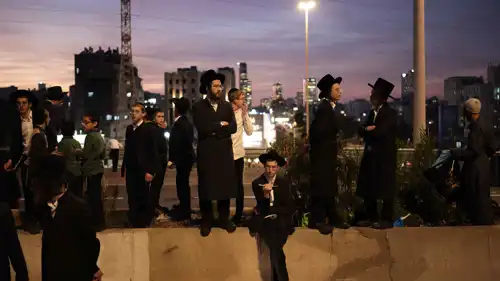 إسرائيلون وسط تل أبيب