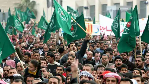 رفع أعلام لجماعة الإخوان المسلمين