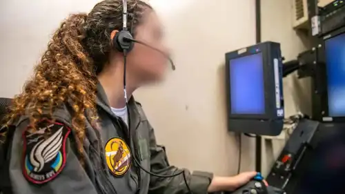 جندية إسرائيلية تشغل مسيرات 