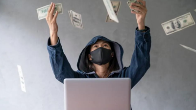 فتاة بيدها أموال