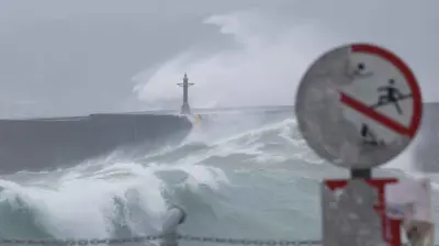 اقتراب الإعصار من سواحل تايوان