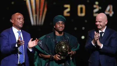 أديمولا لوكمان خلال تتويجه بجائزة أفضل لاعب في أفريقيا