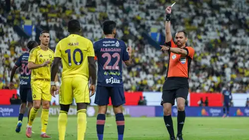 الحكم محمد الهويش في مباراة النصر والفيحاء بالدوري السعودي