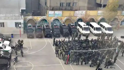 عناصر الحرس الثوري في إحدى المدارس