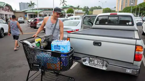 أحد سكان هاواي يتزود بالإمدادات وسط تحذير من تسونامي