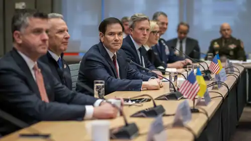 مسؤولون أمريكيون خلال مناقشات بشأن خطة ترامب